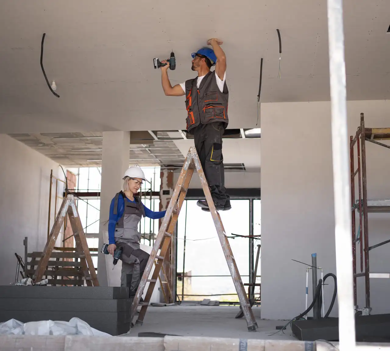 Habitación en reforma con escalera y rodillo de pintura